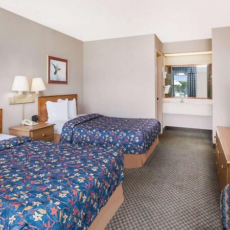 Days Inn By Wyndham Seguin Tx Esterno foto